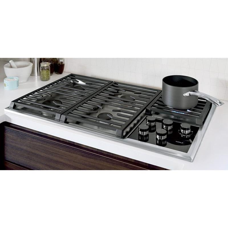  Wolf 36-inch Built-In Gas Cooktop CG365T/S/LP IMAGE 3