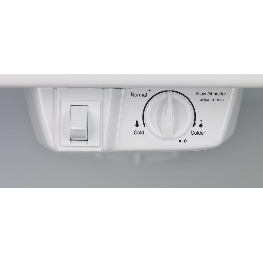  Frigidaire 30-inch, 18 cu. ft. Top Freezer Refrigerator FFTR1814QW IMAGE 6