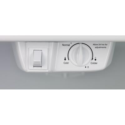  Frigidaire 28-inch, 14.6 cu. ft. Top Freezer Refrigerator FFHT1514QS IMAGE 3
