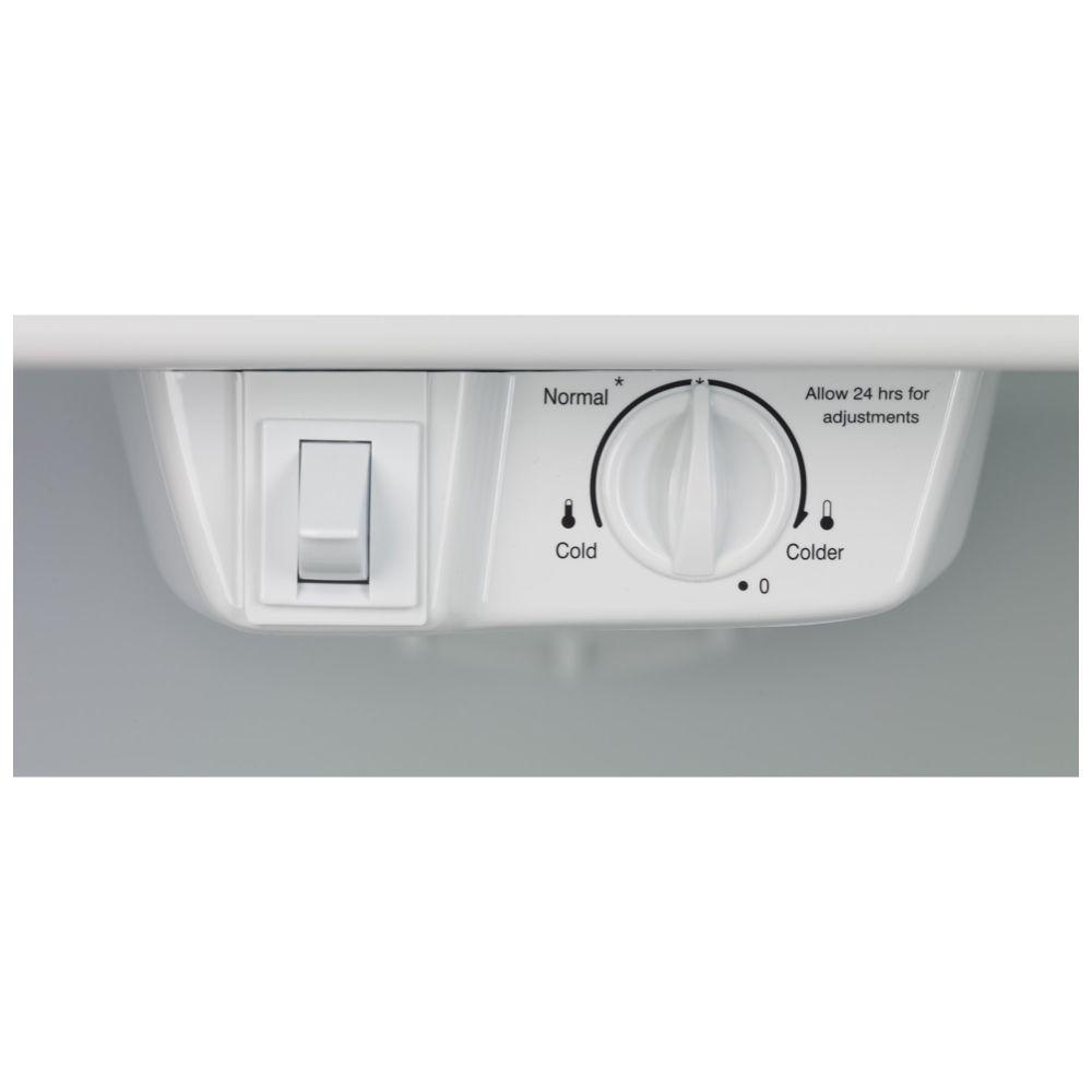  Frigidaire 30-inch, 18 cu. ft. Top Freezer Refrigerator FFTR1821QB IMAGE 4