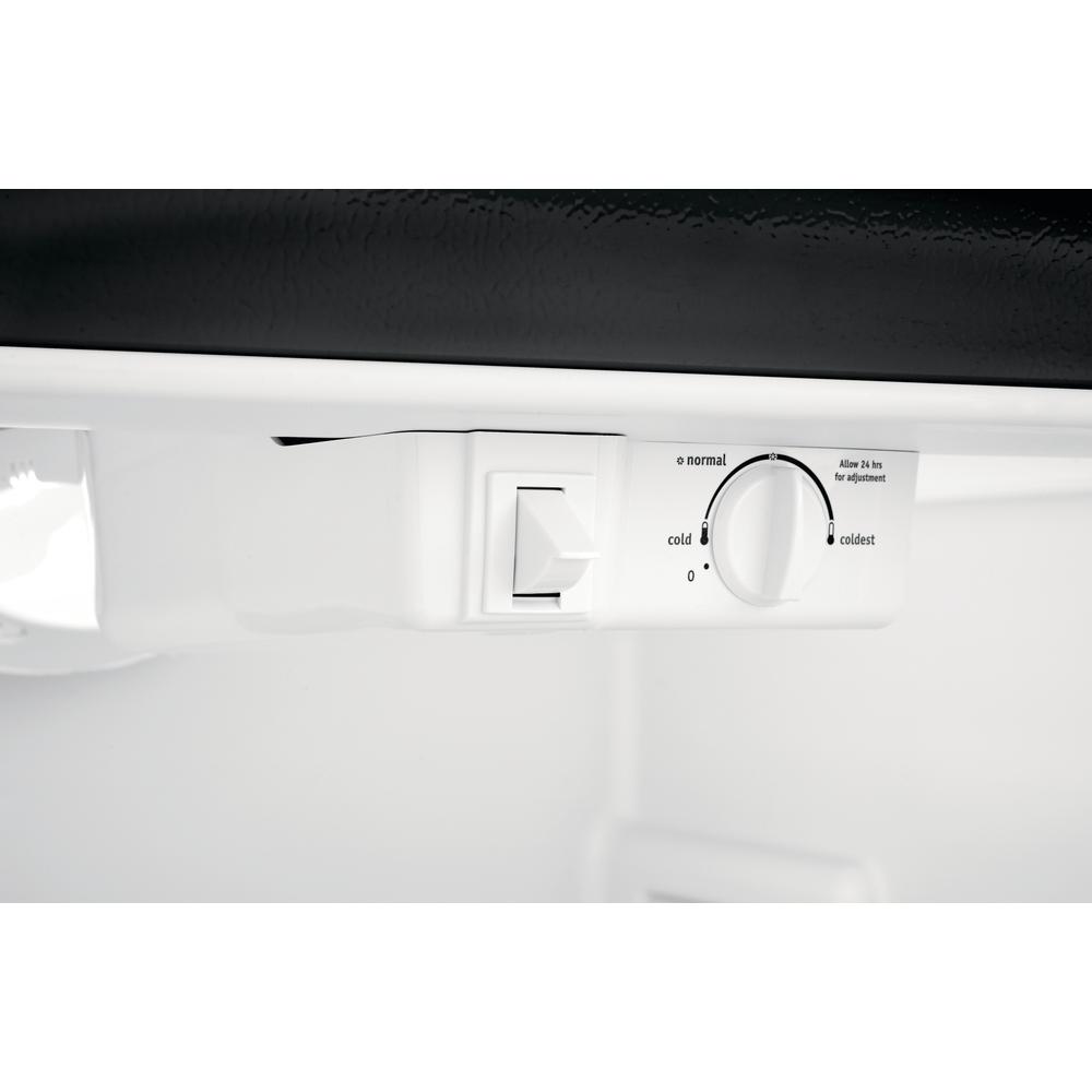  Frigidaire 30-inch, 20.4 cu.ft. Freestanding Top Freezer Refrigerator with SpillSafe® Shelves FFHT2033VE IMAGE 6