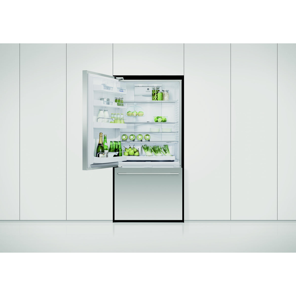  Fisher & Paykel 31-inch, 17.1 cu. ft. Counter-Depth Bottom Freezer Refrigerator with ActiveSmart ™ RF170WDLUX5NSP IMAGE 4
